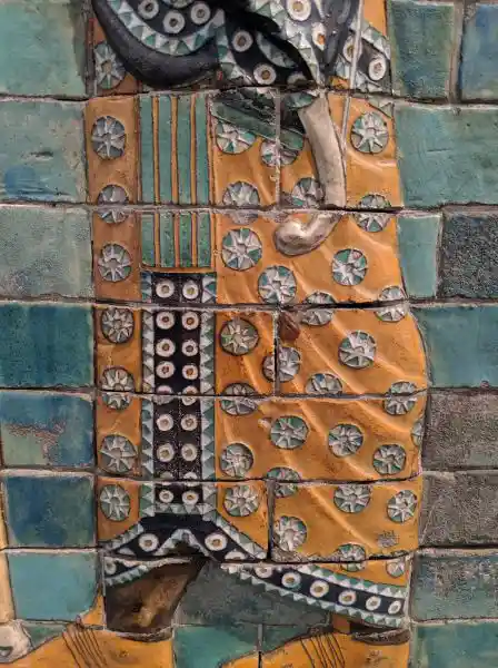 Relief at Darius palace, royal bodyguard garment, sun disc 